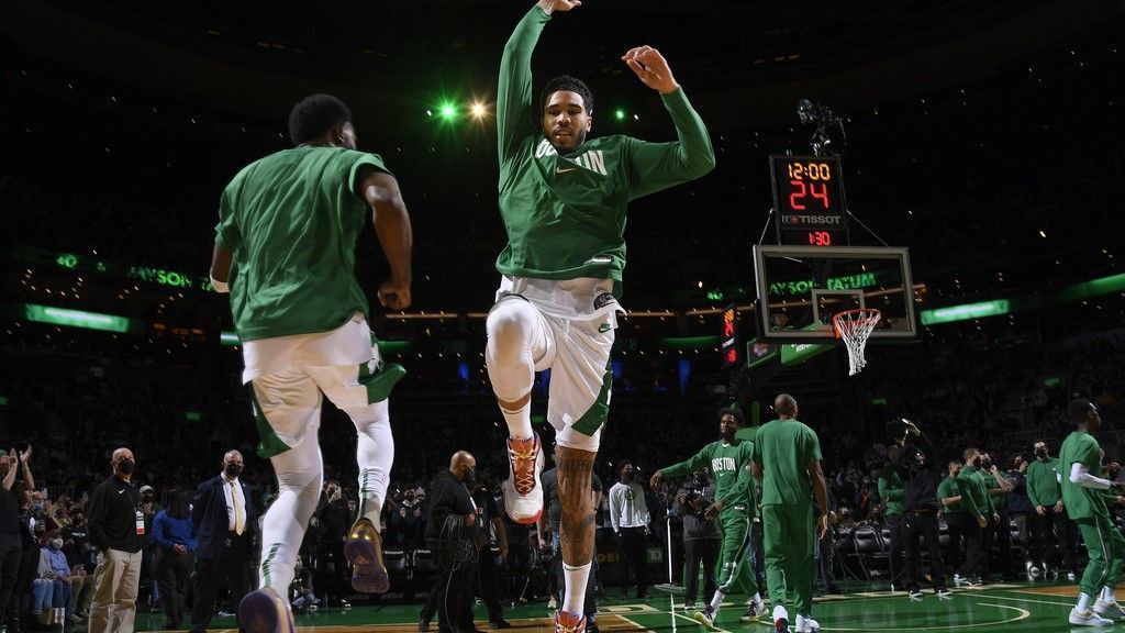 Jaylen Brown dari Boston Celtics bertahan berpasangan dengan Jayson Tatum, mencatat triple-double pertama dalam kemenangan
