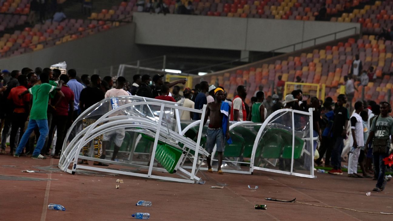 Photo of Nigeria fans storm pitch after missing out on WC