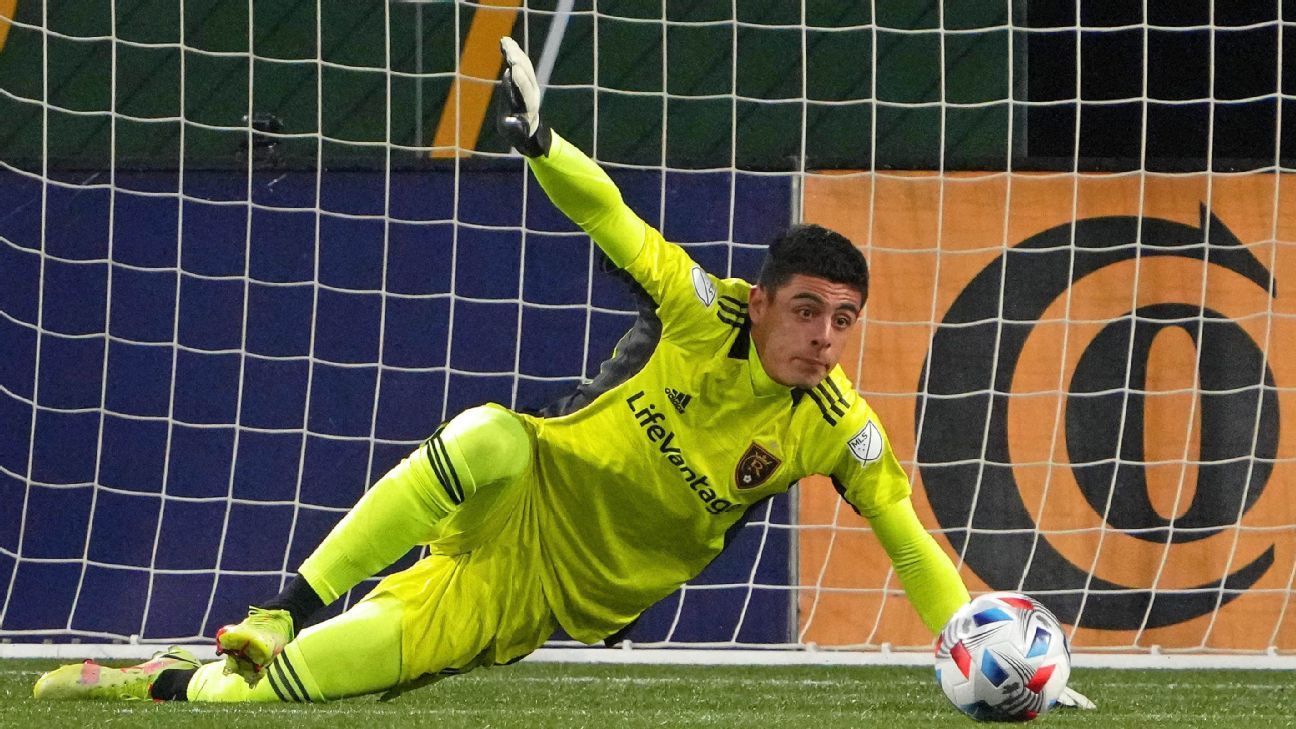 Photo of Dual nationals Gomez, Ochoa called up by Mexico