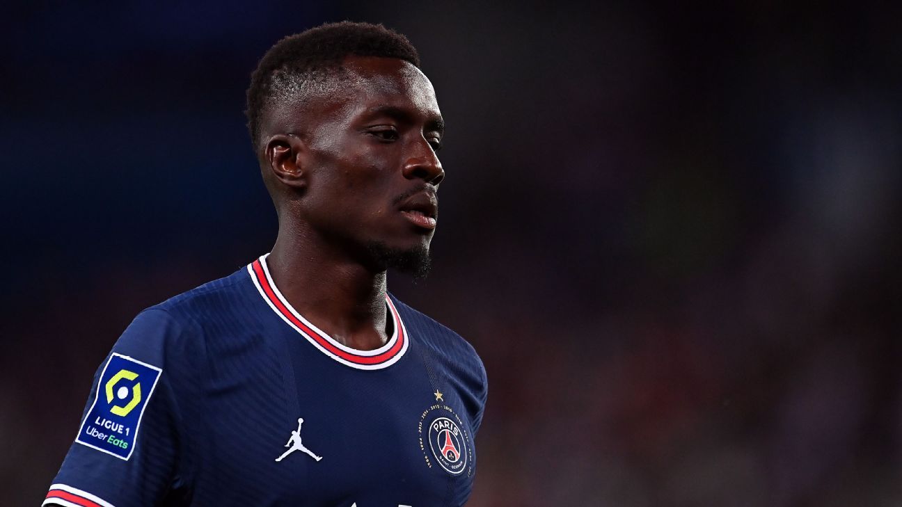 Idrissa Gueye pediu ao Paris Saint-Germain para explicar a ausência da camisa arco-íris