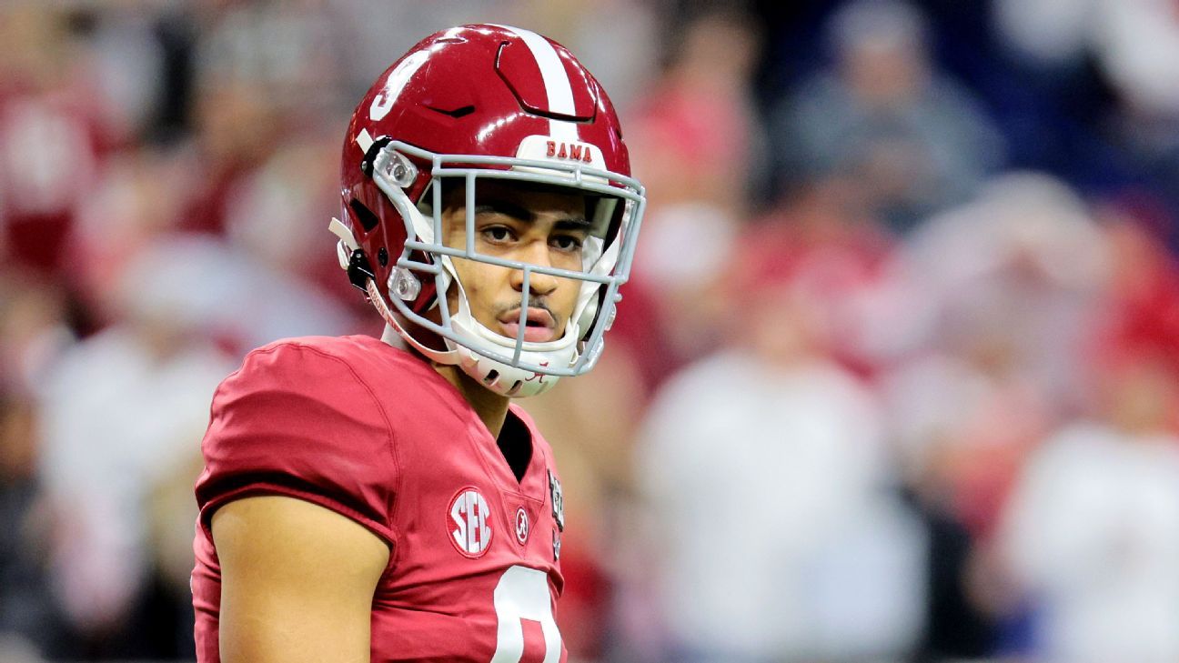 Alabama QB Young leaves with shoulder injury