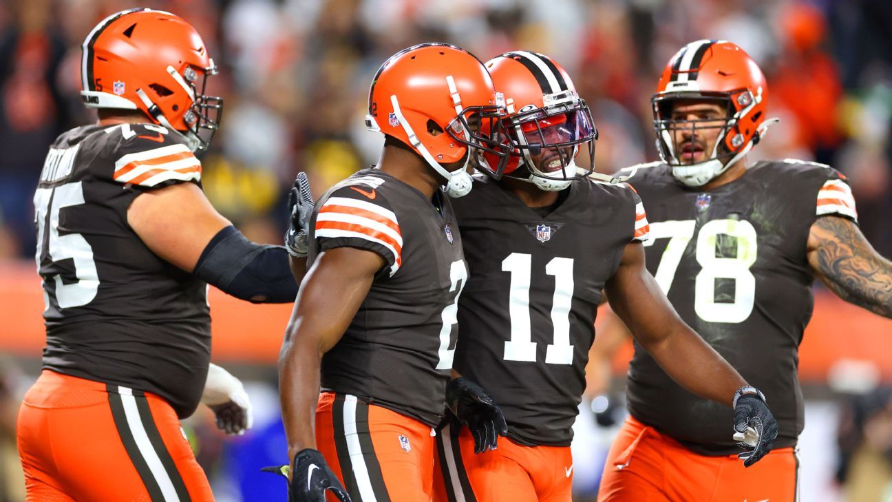 Browns hold on to fourth-quarter lead this time to beat rival Steelers