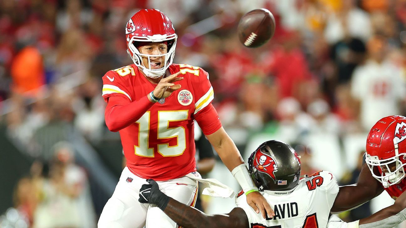 <div>No he didn't: Mahomes dazzles with spinning flip pass to Edwards-Helaire for a TD</div>