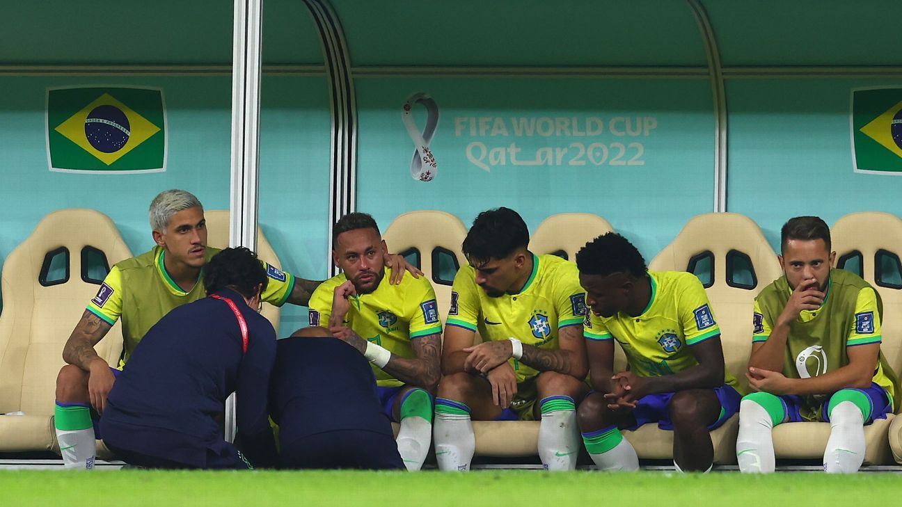 De Braziliaanse Neymar zit in tranen op de bank met een blessure aan zijn rechterenkel
