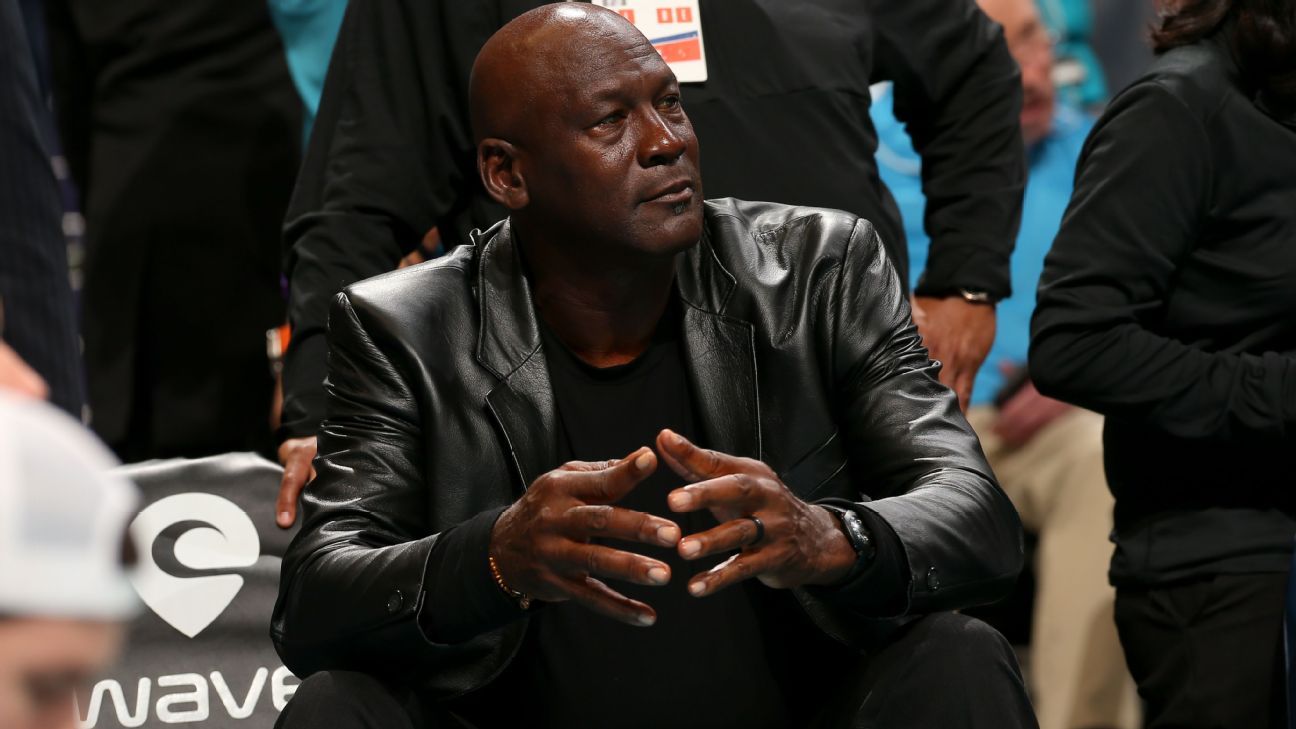 Michael Jordan em negociações para vender participação majoritária no Hornets, dizem fontes