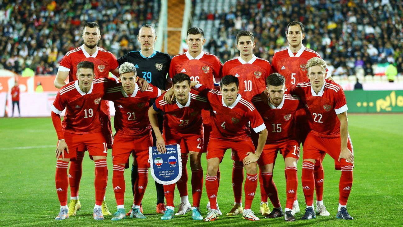 Россия снова играет в футбол, несмотря на приостановку ФИФА из-за смешения политики и спорта Россия снова играет в футбол, несмотря на приостановку ФИФА из-за смешения политики и спорта
