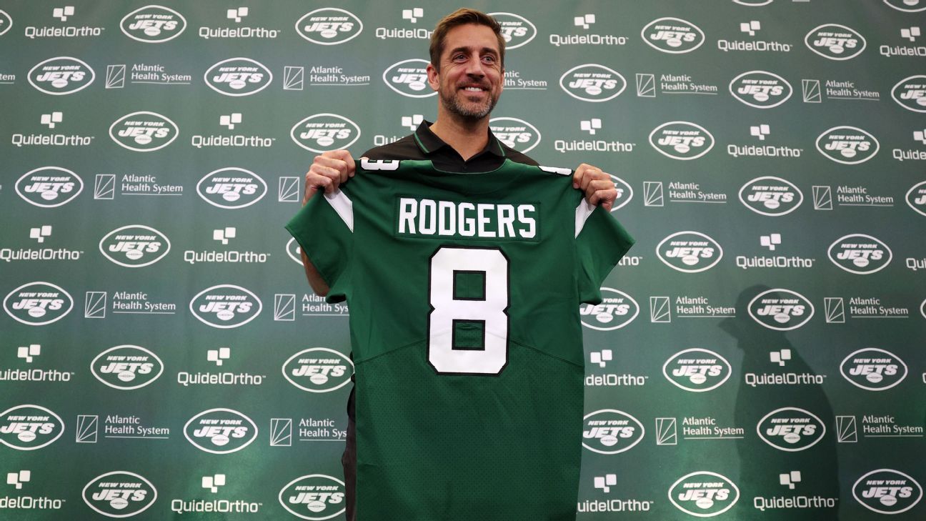 Rodgers makes self at home on 1st day with Jets