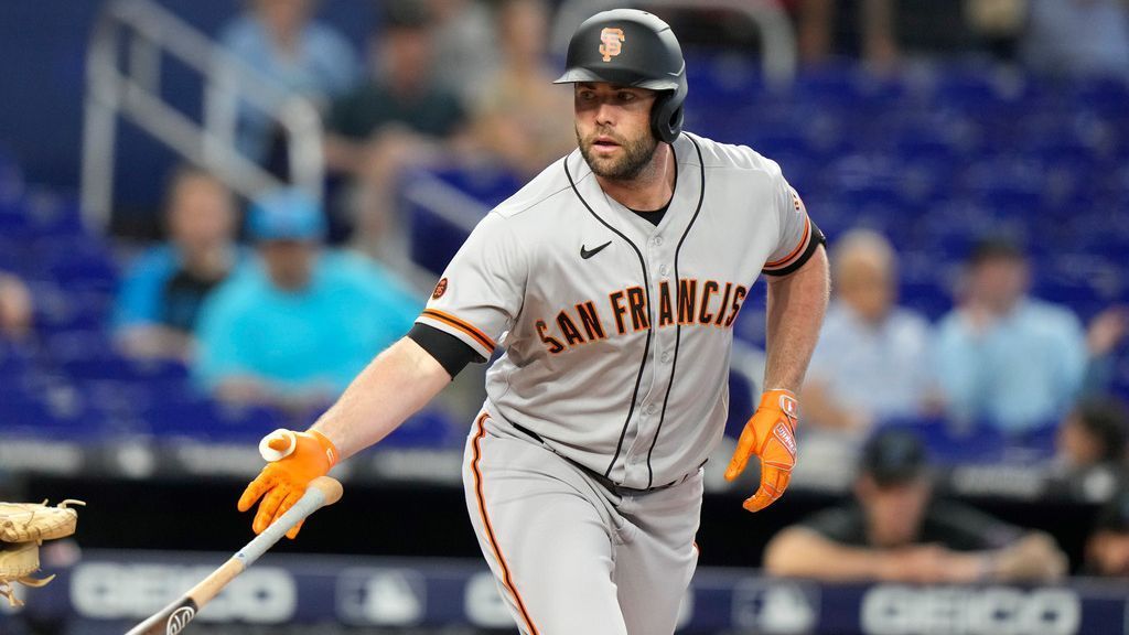 <div>Ruf signs with Brewers after refusing Giants' DFA</div>