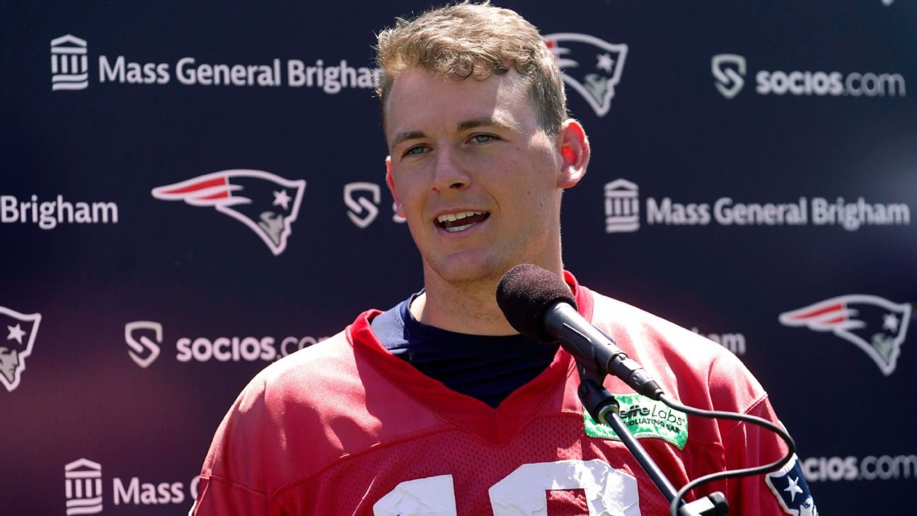 <div>Mac Jones aims to 'earn the respect' of Patriots after rough 2022 season</div>