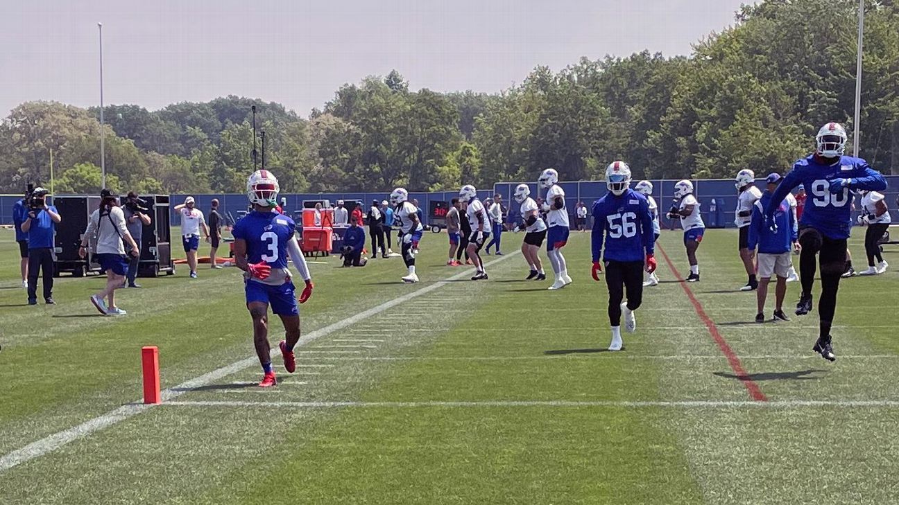 <div>Hamlin dons helmet, practices in Bills' team drills</div>
