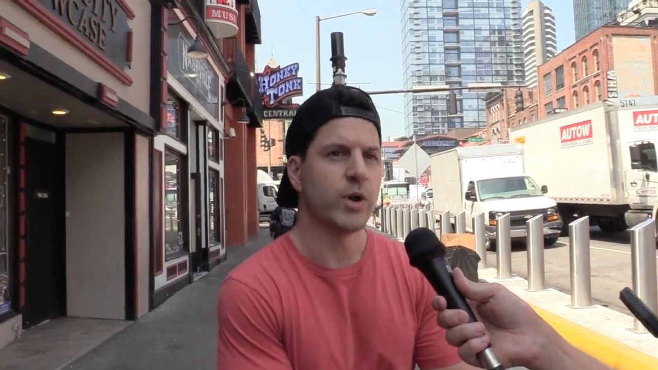 Blackhawks GM Entrevista como “Kyle from Chicago”