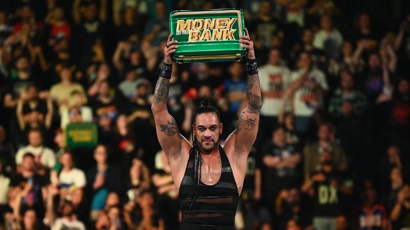 WWE Money in the Bank: Roman Reigns finalmente perde, Damian Priest e Iyo Sky vincono le valigette