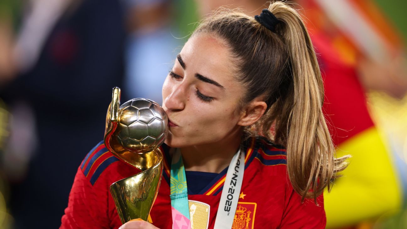 El goleador de la selección española Carmona se enteró de la muerte de su padre tras la final del Mundial