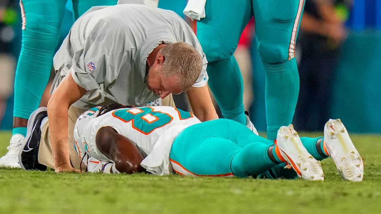 El jugador de los Dolphins, Dawood Davis, es dado de alta del hospital, según protocolo de conmoción cerebral