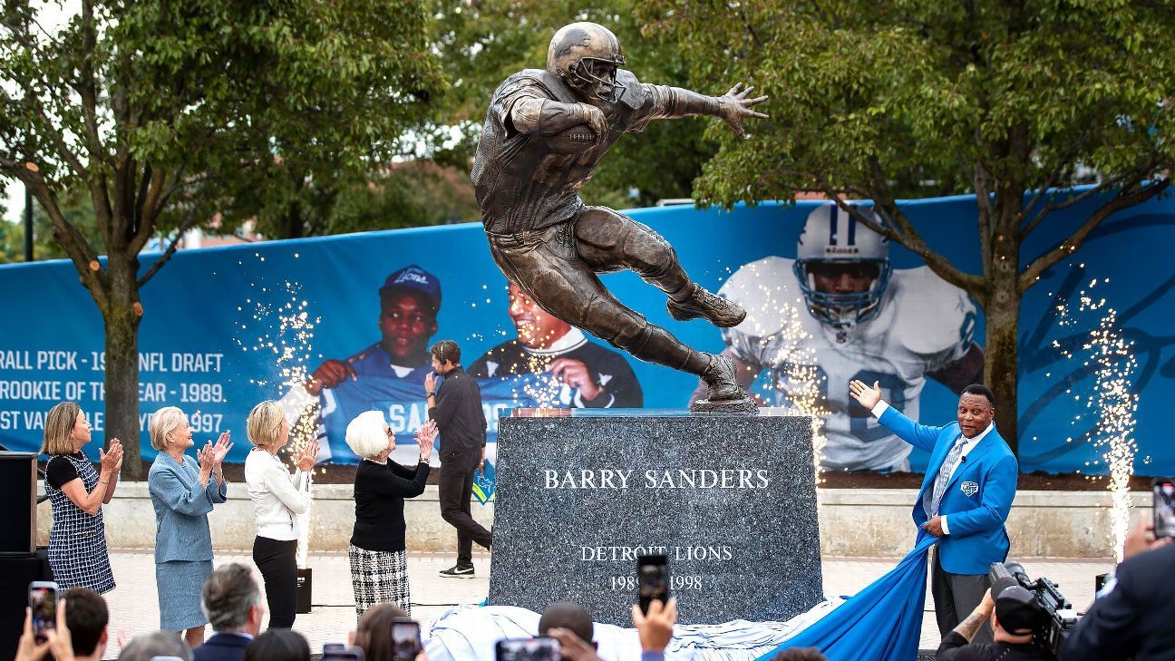 Sanders honored as statue unveiled at Ford Field