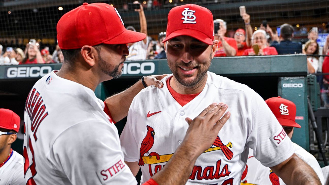 Wainwright silences Brewers to join 200-win club