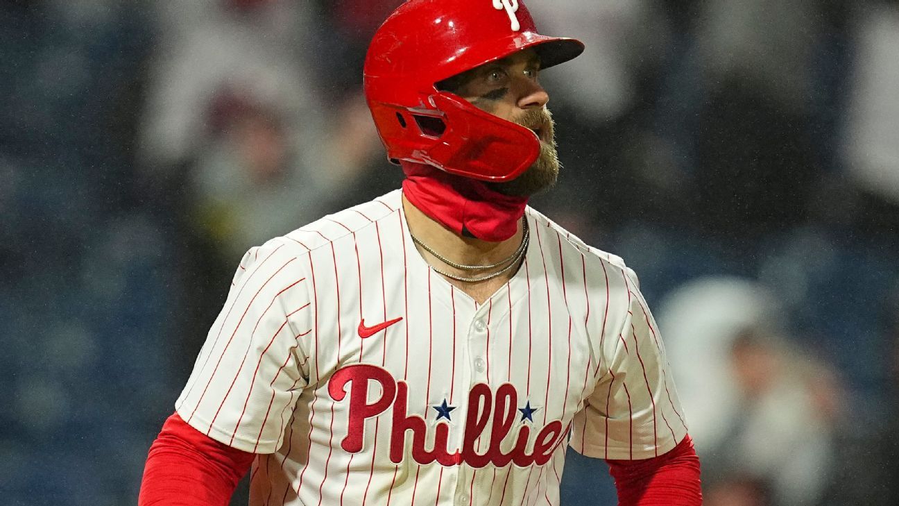 Harper authors 'great night,' hits 3 HRs as Phils win