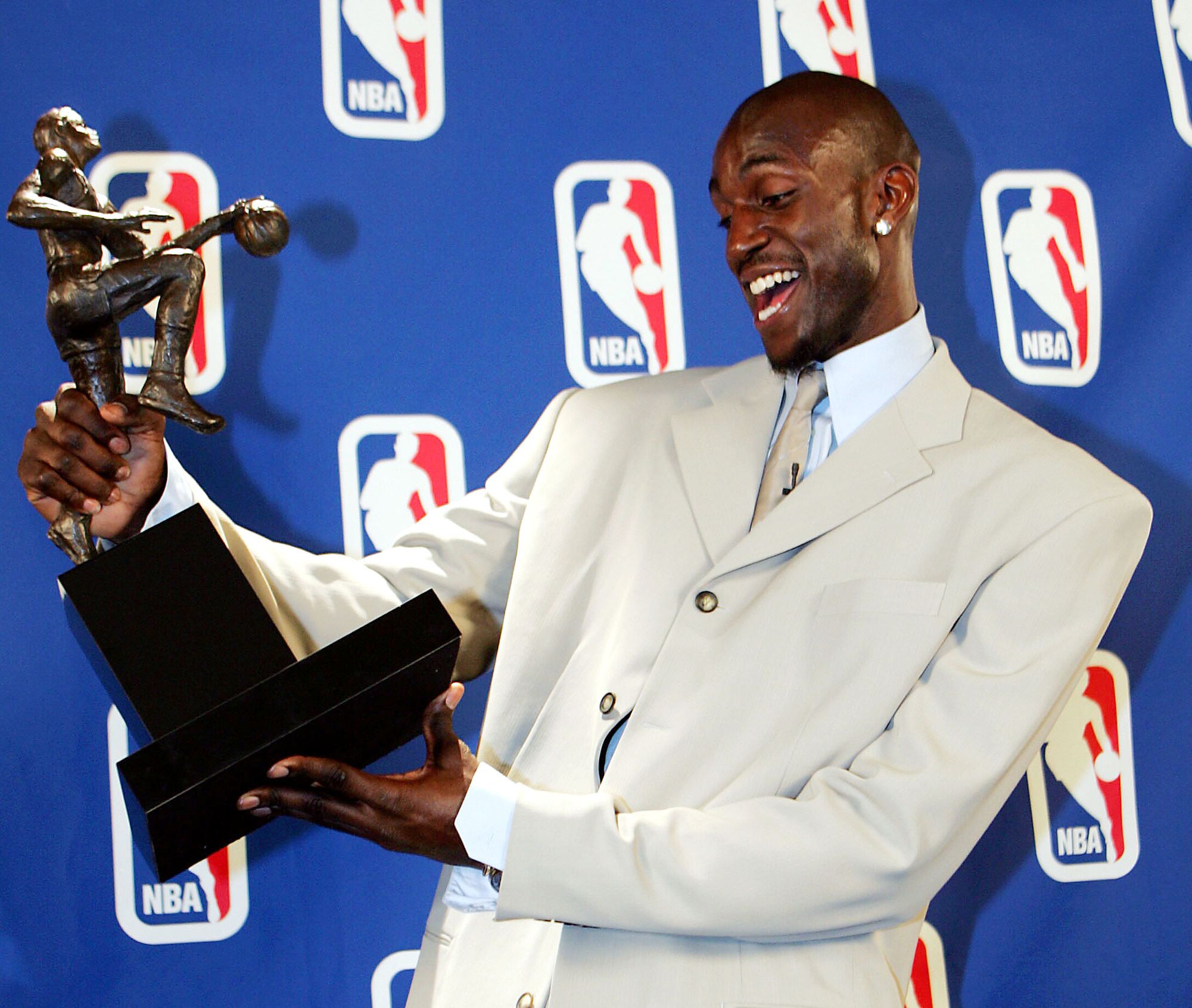 Мвп нба. Kevin Garnett MVP. ДРАФТ НБА 2004. MVP NBA статуэтка. MVP футбол.